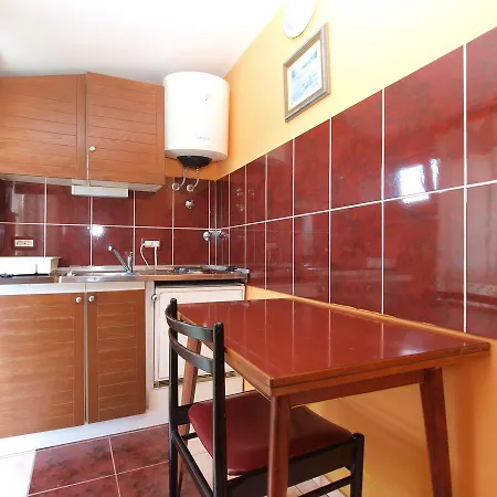 Slavica 382 *
